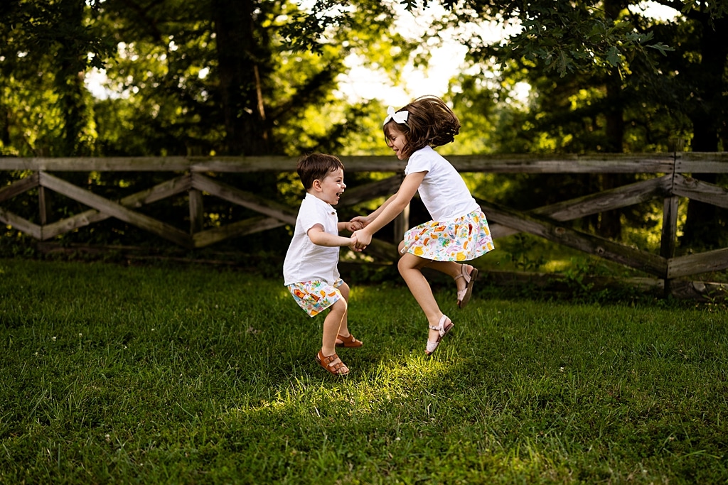 Cousins laughing together at Mamoo Cousin Camp summer photos | Kids posing in the same yard spot during Mamoo Cousin Camp | Missouri Photographer Missouri Family Photographer Missouri outdoor photographer